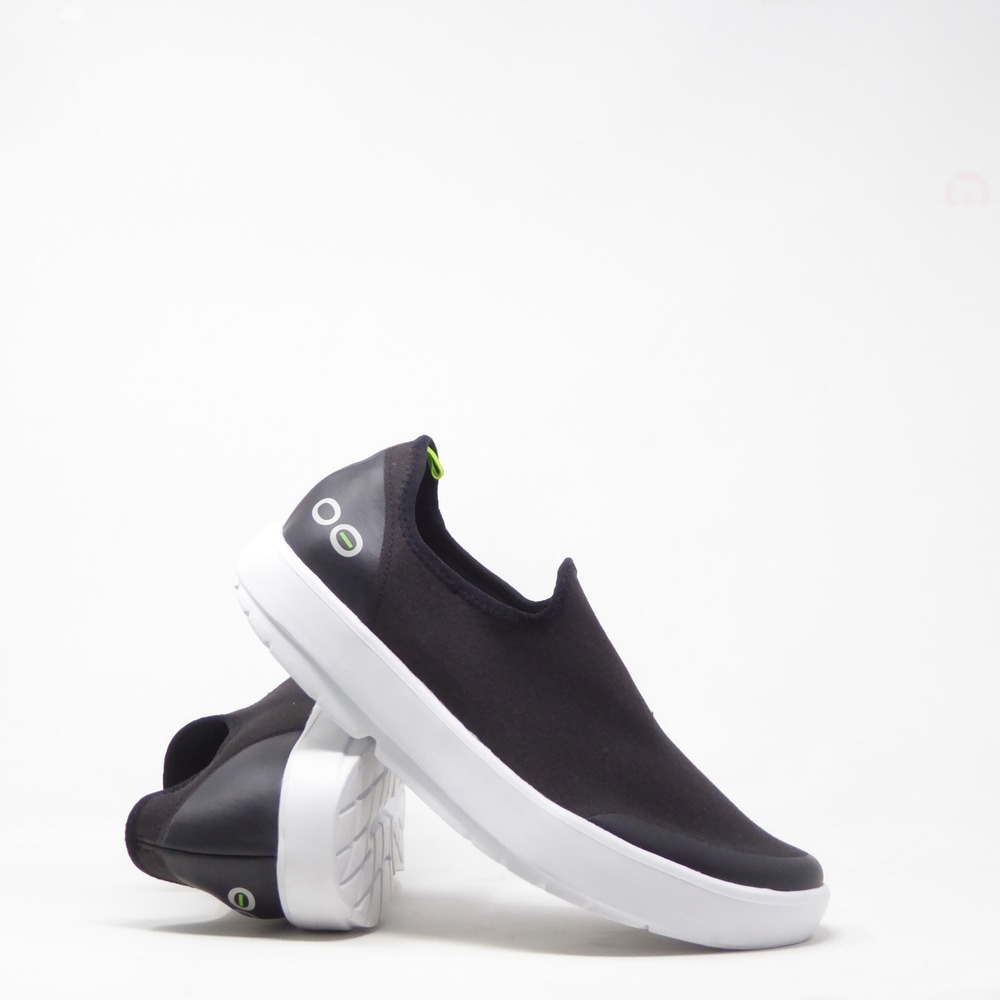 NEW OOFOS Women OOmg eeZee Low Shoe Black Recovery Slip On Sneaker 9.5